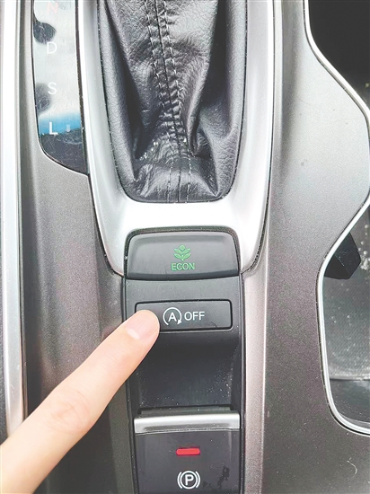 帶有自動(dòng)啟停功能的車輛在涉水行駛時(shí)，需要提前關(guān)閉該功能。